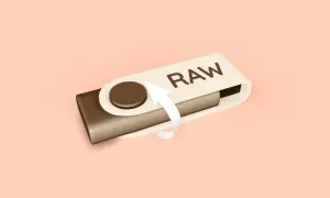 Unidad USB con la palabra "RAW" y una flecha circular, indicando la acción de formatear usb raw.