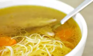 Kalorie w rosole z makaronem: Od 250 do 400 kcal. Jak go odchudzić?