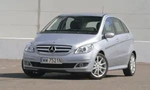 Srebrny Mercedes B klasa, gotowy na wymianę żarówki mijania.