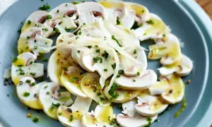 Frische Champignons, mariniert mit einer leichten Vinaigrette, gehobeltem Parmesan und Schnittlauch – eine tolle Idee für Vorspeisen.