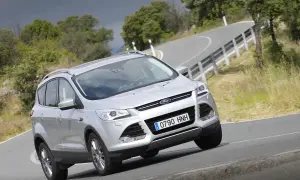 Ford Kuga 2.0 TDCI 140cv en carretera sin problemas aparentes, circulando por una curva.