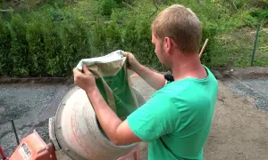 Ile łopat piachu na łopatę cementu? Oto kluczowe proporcje do betonu