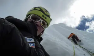 Michi Wohlleben klettert einen eisigen Berg hinauf.