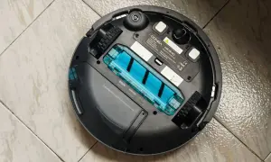 Vista inferior del robot aspirador Conga 7090 AI, mostrando su cepillo central azul y detalles de su tecnología.