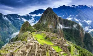 Machu Picchu, zapomniane miasto Inków, wznosi się wśród mgieł i gór.