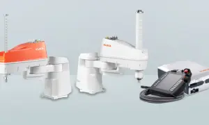 Dwa roboty KUKA SCARA, jeden pomarańczowy, drugi biały, obok panelu sterowania i jednostki sterującej.