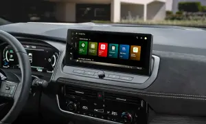 Interiörbild på en Nissan Qashqai hybrid med en stor pekskärm som visar Google Play. Upptäck det senaste nissan qashqai hybrid priset.