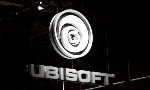 Jasne, oto opis alternatywny:

Podświetlone logo Ubisoft i nazwa firmy wiszą w ciemnym pomieszczeniu. To świetna reklama dla fanów gier Ubisoft akcje.