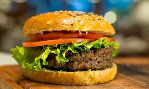 Skąd pochodzi hamburger? Rozwikłajmy kulinarną zagadkę!