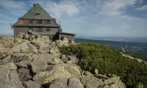 Kamienisty szlak na Szrenicę prowadzi do schroniska. W oddali widać panoramę Karkonoszy.