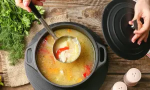 Jaka zupa na przeziębienie? Babcine sposoby i nauka