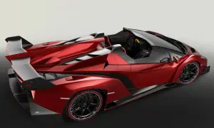 Czerwony, otwarty Lamborghini Veneno z czarnymi akcentami i masywnym spojlerem.