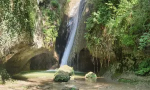 Cascata nascosta, ideale per le tue passeggiate Verona e dintorni. Acqua cristallina e vegetazione lussureggiante creano un'oasi di pace.