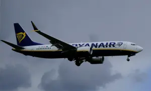 Samolot Ryanair z logo na ogonie leci na tle chmur. Czyżby pasażerowie planowali Ryanair zmiana nazwiska?