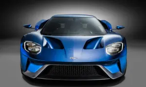Niebieski Ford GT z bliska, z charakterystycznymi światłami LED i agresywnym grillem.