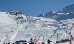 Przeszkody snowpark: poznaj rodzaje i funkcje, które musisz znać