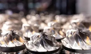 Metalowe wirniki turbosprężarek, błyszczące i precyzyjne. Zastanawiasz się, dlaczego turbina świszczy na niskich obrotach? To może być kwestia ich wyważenia.