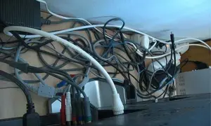 Jak uporządkować kable za telewizorem i uniknąć bałaganu w domu