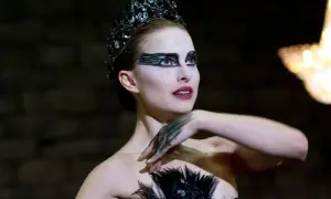 Natalie Portman w filmie "Czarny Łabędź" w roli Niny, z charakterystycznym makijażem i koroną.