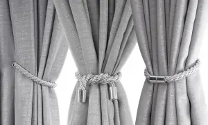 Eleganckie, srebrne **firany upinane magnesami** tworzą stylową aranżację okna.