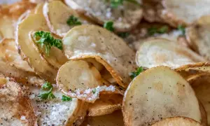 Krispiga, gyllene pommes frites, strödda med salt och peppar, toppade med färsk persilja. En perfekt sidorätt.