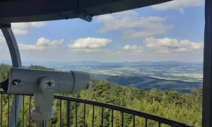 Widok z jagodna szczyt. Lornetka czeka na odkrycie krajobrazu zalesionych wzgórz i dolin.