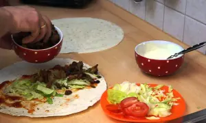 Jak zwinąć kebab w tortilli? Stabilny wrap bez wycieków!