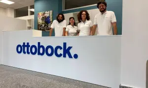 Team Ottobock, leader nelle soluzioni ortopediche, accoglie i clienti con un sorriso.