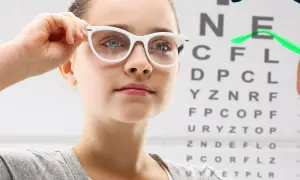 Dziewczynka z białymi okularami przed tablicą Snellena. Tak jak widzi osoba z wadą wzroku - 5.