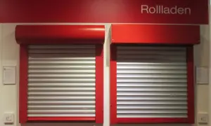 Dwie czerwone rolety zewnętrzne z aluminiowymi lamelami, prezentujące rozwiązania do ocieplenia domu.