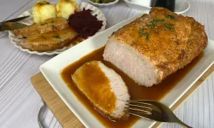 Jak dusić schab, aby uzyskać soczyste i aromatyczne mięso