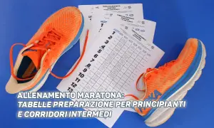 Scarpe da corsa arancioni accanto a tabelle di allenamento per maratona, inclusa una tabella maratona 3 ore 30.
