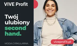 Uśmiechnięta młoda kobieta w dżinsowej kurtce i golfie. VIVE Profit - Twój ulubiony second hand, gdzie znajdziesz marki premium. Moda cyrkularna.