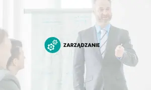 Szkolenie z zarządzania i etyki w biznesie. Mężczyzna w garniturze prezentuje schemat na tablicy.