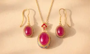 Conjunto de oro con colgante y pendientes de rubí, adornados con esmalte azul y rojo.