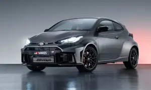 Szary Toyota GR Yaris z czarnymi felgami i czerwonymi zaciskami hamulcowymi, gotowy do akcji.