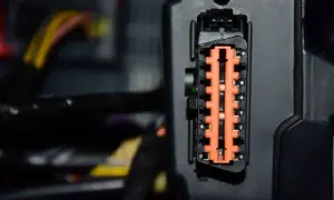 Conector naranja con pines numerados, listo para leer el listado códigos DTC del vehículo.