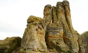 Hohe, zerklüftete Sandsteinfelsen ragen in den Himmel. Eine Wanderung durch diese Klusberge ist wie eine Reise auf einer alten Karte.