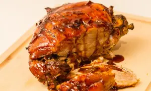 Jambon de Noël traditionnel, laqué et doré, prêt à être dégusté. Une recette savoureuse pour les fêtes.