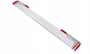 Aluminiowa belka spinająca z czerwonymi uchwytami, na białym tle.
