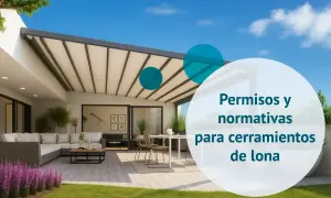 Un porche cerrado con jardín, ideal para disfrutar del exterior. Texto sobre permisos y normativas para cerramientos de lona.