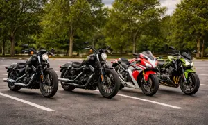 Cztery motocykle, w tym dwa klasyczne amerykańskie, stoją zaparkowane na tle drzew.