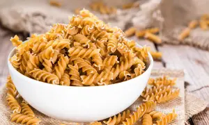 Una ciotola di fusilli integrali, un alimento che molti credono faccia ingrassare, ma che in realtà, se consumato con moderazione, è un'ottima fonte di fibre.