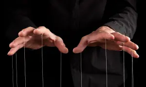 Dłonie trzymające nitki marionetki. Czas na zemstę na manipulancie, który myślał, że ma kontrolę.