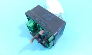 Przekaźnik G. Cartier, potencjalnie związany z błędem DTC P1351 w Peugeot.