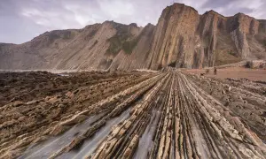 Impresionante playa de Zumaia, España, con formaciones rocosas que parecen sacadas de Juego de Tronos.