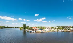 Port w Augustowie z widokiem na jezioro i zabudowania. Idealne miejsce na odkrywanie augustowskich atrakcji.