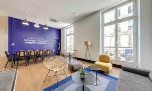 Un espace de travail lumineux et accueillant, idéal pour l'organisation et la collaboration. Des sièges confortables, des tables et une décoration inspirante.
