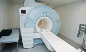 Nowoczesny aparat do rezonansu magnetycznego. Zastanawiasz się, ile kosztuje rezonans głowy? To badanie pozwala na szczegółową diagnostykę.