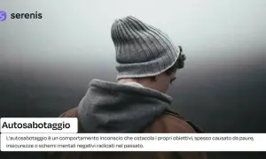 Ragazzo con cappello grigio, con testo su autosabotaggio nelle relazioni. Comportamento inconscio che ostacola obiettivi, causato da paure.